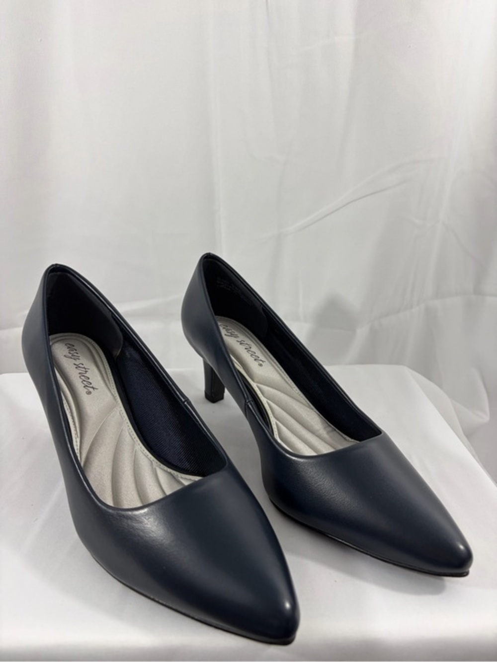 NWT Easy Street Women’s Size 9W Classic Pointed-Toe Navy Pumps
